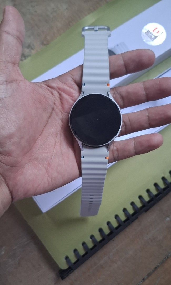 Samsung galaxy watch 7 (Category: Wearables & Smart Watches) located in Manila. Submitted by aguiantalo62598 (Listing ID 1467891193, Image 2). Description: bihirala lang gamiting galing qatar..