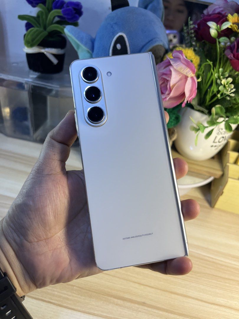 Samsung Z fold 5 (512gb) (Category: Samsung) located in Quezon City. Submitted by lhensdcruz0626 (Listing ID 1467957050, Image 3). Description: WOW 512gb BIHIRA lang tayo magkaroon stock nito 😱 🥰 SAMSUNG Z FOLD 5 CLEARANCE SALE!!! ₱27,899 na lang 7.6 inches screen 4400mah battery good condition 50mp camera 📷 2nd hand with 1 week warranty No issue no issue.
