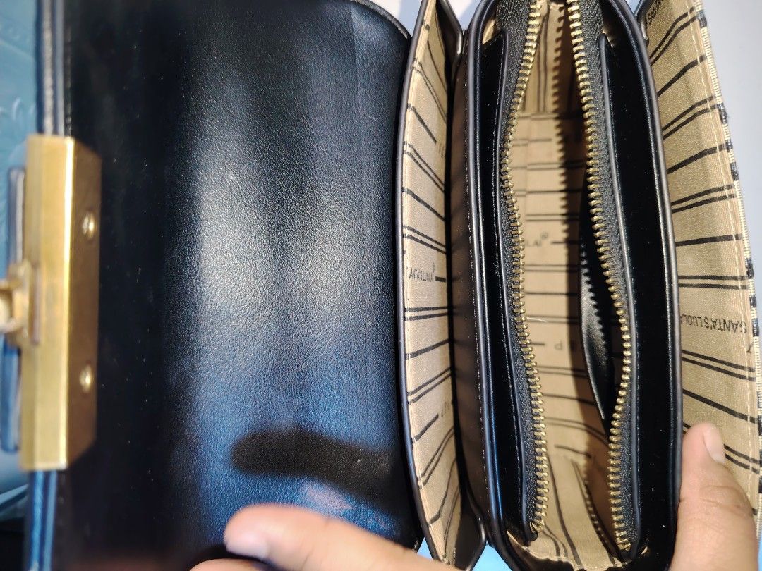 SANTA'S LOULAI (Category: Cross-body Bags) located in Quezon City. Submitted by zhelcloset01 (Listing ID 1467926033, Image 3). Description: .