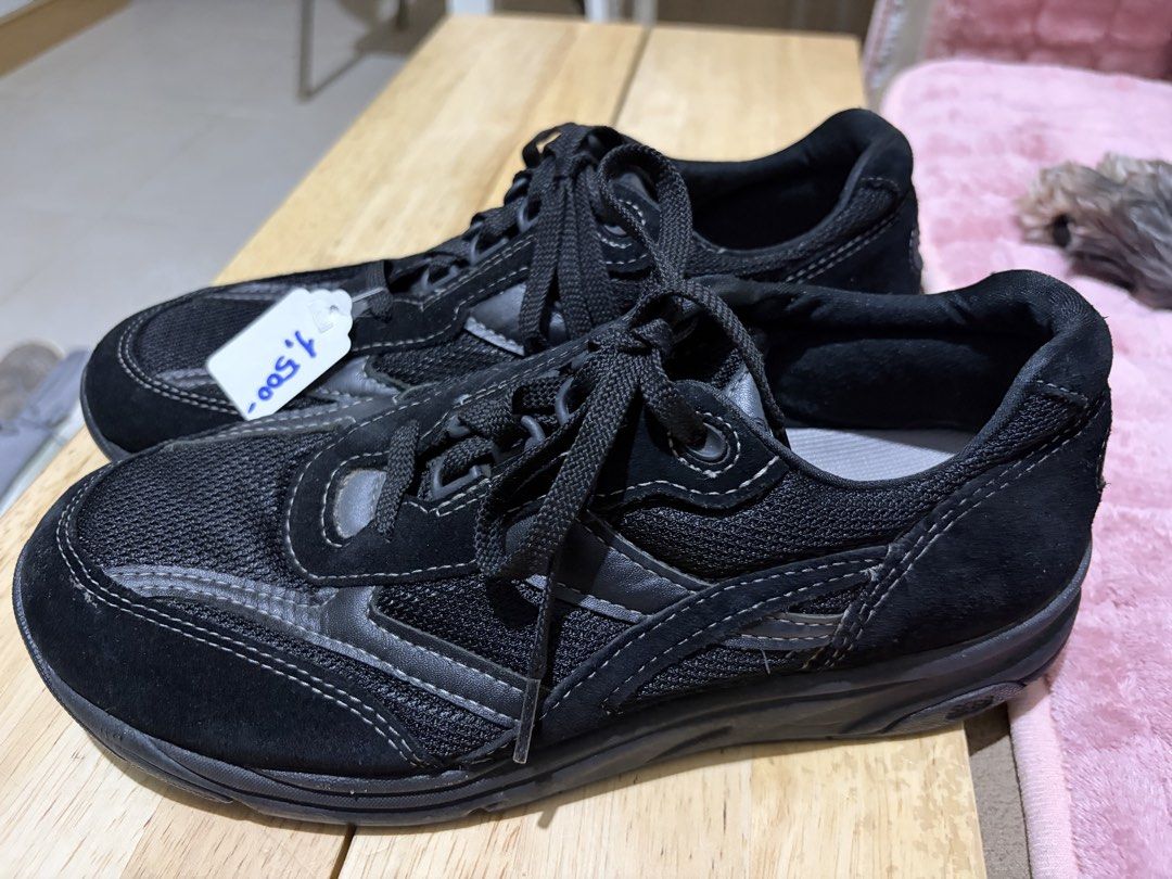 SAS Black Sneakers Walking Shoes (Category: Sneakers) located in Paranaque City. Submitted by greatfinds108 (Listing ID 1467874265, Image 3). Description: - Brand: SAS (San Antonio Shoemakers) - Color: Classic Black - Material: Breathable mesh and suede panels - Features: Lace-up closure with metal eyelets, padded collar for extra comfort, and clean interior lining - Sole: Durable rubber soles with regular wear - Condition: Good pre-loved conditi