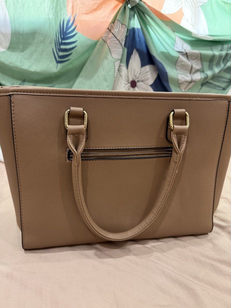 Secosana Laarie Plain Tote Bag (Category: Tote Bags) located in Davao. Submitted by evrgela (Listing ID 1467905521, Image 3). Description: Bought on orange app for 1,999 (lowest price due to it being unlisted already on secosana profile) RFS: never used and didn’t like the design.
