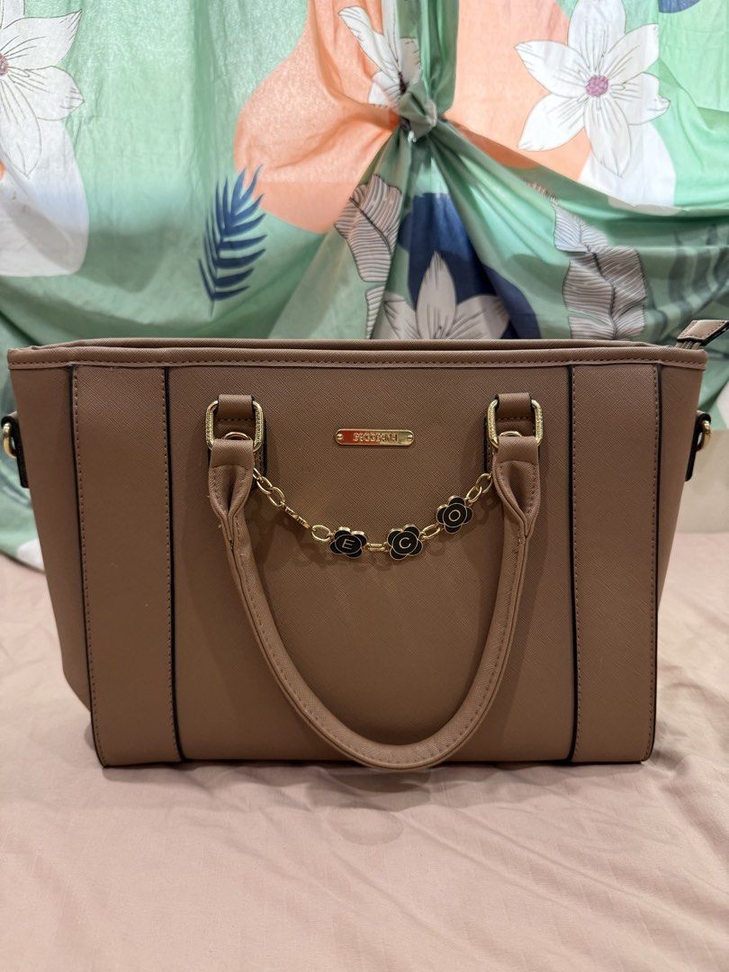 Secosana Laarie Plain Tote Bag (Category: Tote Bags) located in Davao. Submitted by evrgela (Listing ID 1467905521, Image 1). Description: Bought on orange app for 1,999 (lowest price due to it being unlisted already on secosana profile) RFS: never used and didn’t like the design.