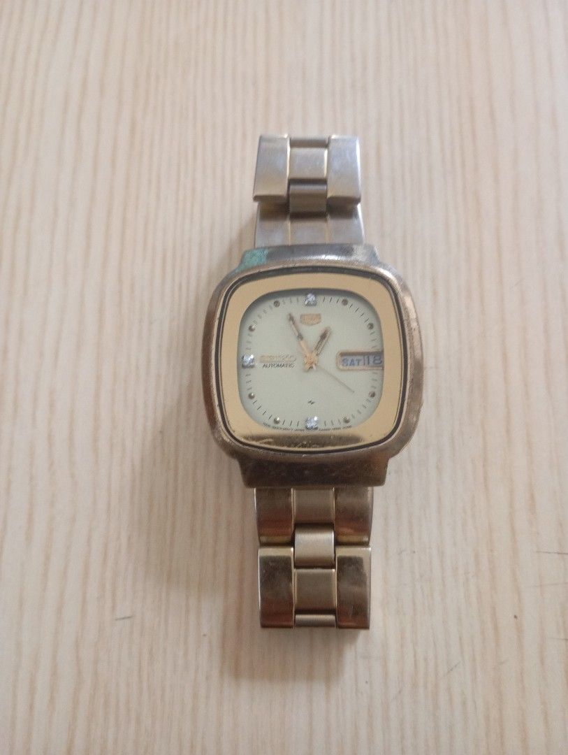 Seiko automatic (Category: Men's Watches) located in Las Pinas. Submitted by quick_deals_great_finds2 (Listing ID 1467887674, Image 2). Description: Original seiko 7009 automatic 38mm medium fits wrist 6.8 inches.