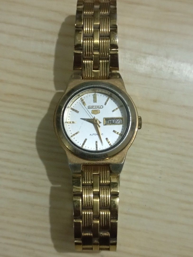 Seiko automatic (Category: Women's Watches) located in Las Pinas. Submitted by quick_deals_great_finds2 (Listing ID 1468049221, Image 2). Description: Original good working condition with 25mm small fits wrist 6.5 inches.