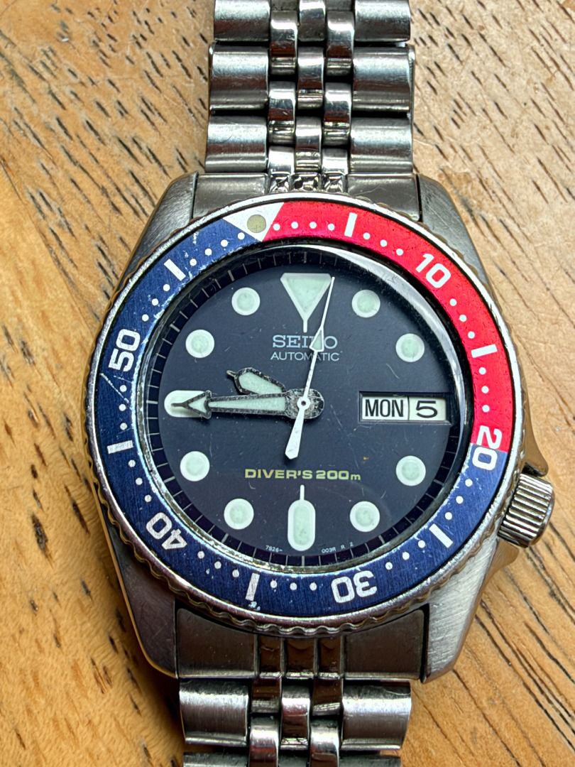Seiko Automatic Diver's 200m Pepsi Bezel Watch (Category: Men's Watches) located in Quezon City. Submitted by 30somethingtreasures (Listing ID 1467998650, Image 2). Description: - Iconic Seiko automatic diver watch with legendary red and blue Pepsi bezel - Black dial with bright luminous hands and dot markers for easy reading - Convenient day-date window positioned at the 3 o'clock mark - Unique 4 o'clock crown placement for added wrist comfort -
