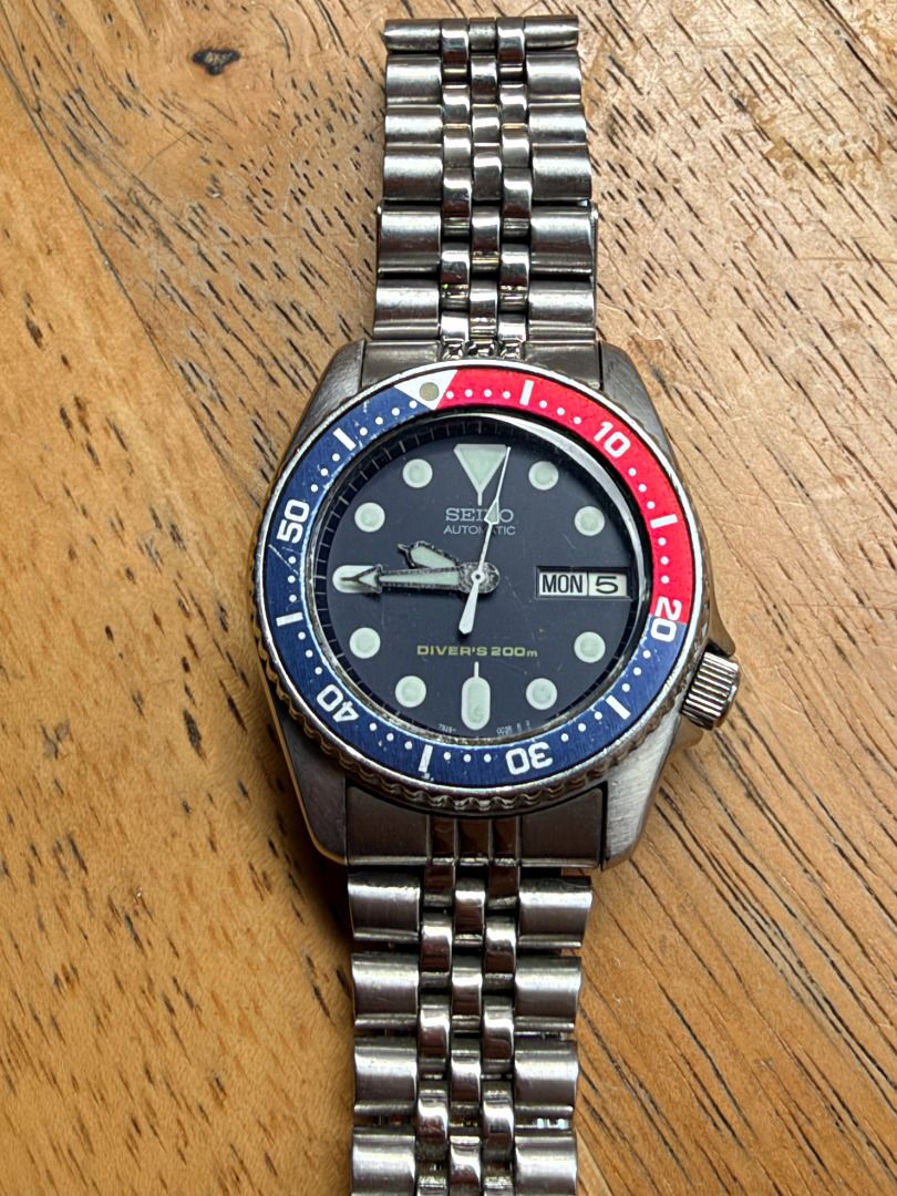 Seiko Automatic Diver's 200m Pepsi Bezel Watch (Category: Men's Watches) located in Quezon City. Submitted by 30somethingtreasures (Listing ID 1467998650, Image 1). Description: - Iconic Seiko automatic diver watch with legendary red and blue Pepsi bezel - Black dial with bright luminous hands and dot markers for easy reading - Convenient day-date window positioned at the 3 o'clock mark - Unique 4 o'clock crown placement for added wrist comfort -