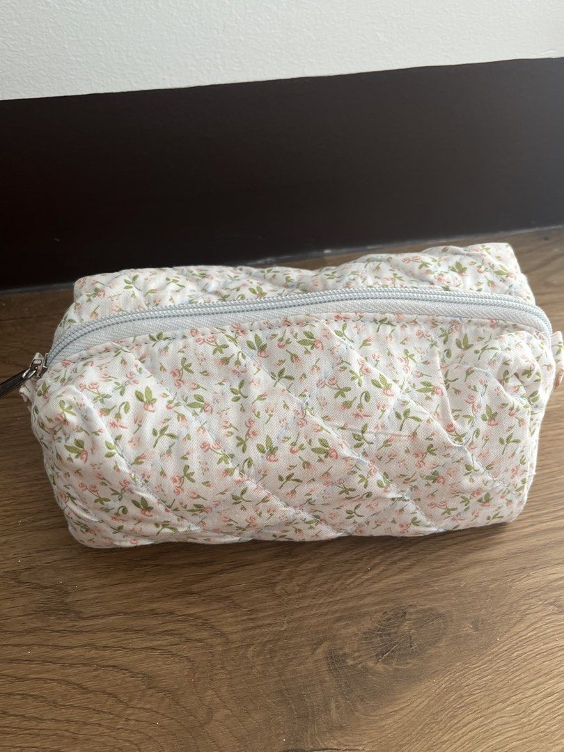 Sewed makeup pouch (Category: Purses & Pouches) located in San Fernando. Submitted by angelhave_wings (Listing ID 1468057457, Image 1). Description: Hand sewed makeup bag. Good as new. .