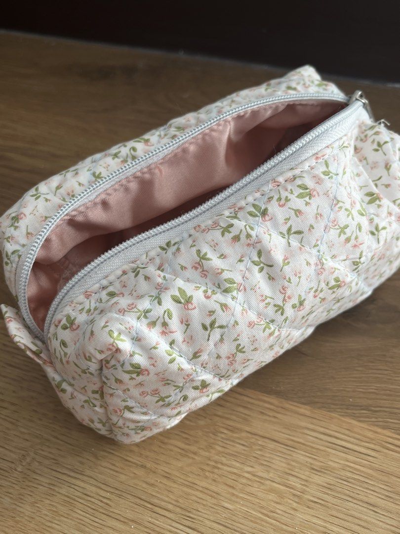 Sewed makeup pouch (Category: Purses & Pouches) located in San Fernando. Submitted by angelhave_wings (Listing ID 1468057457, Image 3). Description: Hand sewed makeup bag. Good as new. .