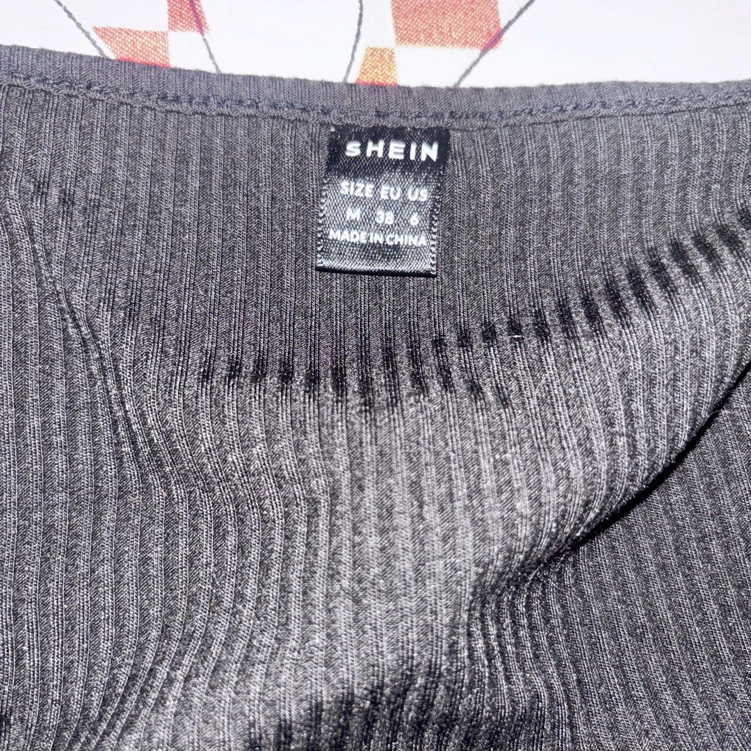Shein Black Ribbed Halter Crop Top Size M (Category: Sleeveless) located in Bacoor. Submitted by fmax19 (Listing ID 1467941583, Image 3). Description: - Brand: Shein - Item: Black halter crop top - Size: M (Fits EUR 38, US 6) - Material/Texture: Ribbed texture throughout.