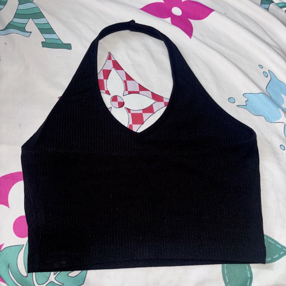 Shein Black Ribbed Halter Crop Top Size M (Category: Sleeveless) located in Bacoor. Submitted by fmax19 (Listing ID 1467941583, Image 2). Description: - Brand: Shein - Item: Black halter crop top - Size: M (Fits EUR 38, US 6) - Material/Texture: Ribbed texture throughout.