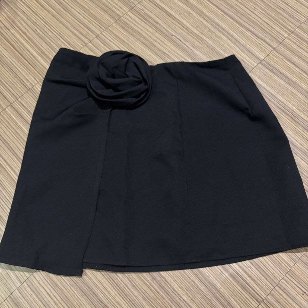 Shein Black Rose Mini Skirt (Category: Skirts) located in Binan City. Submitted by myprelovedhaul (Listing ID 1467942722, Image 2). Description: - length: 17 | width: 16 (30-32) - no when worn photos! - last price posted! - please message only if sure buyer! - limited replies only. - Available unless mark as sold. - Ship via j&t or lalamove for same day. -Mode of payment: Gcash 📍Biñan Laguna .