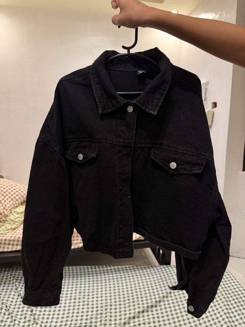 SHEIN Curve Black Denim Jacket 1XL (Category: Coats, Jackets and Outerwear) located in San Miguel. Submitted by matchalatte23_ (Listing ID 1467990103, Image 1). Description: - Brand: SHEIN Curve - Size: 1XL - Color: Classic Black - Fit: Cropped - Details: Front button closure, classic collar, and button-flap chest pockets - Material: Durable denim fabric - Style: Versatile outerwear, perfect for everyday layering.