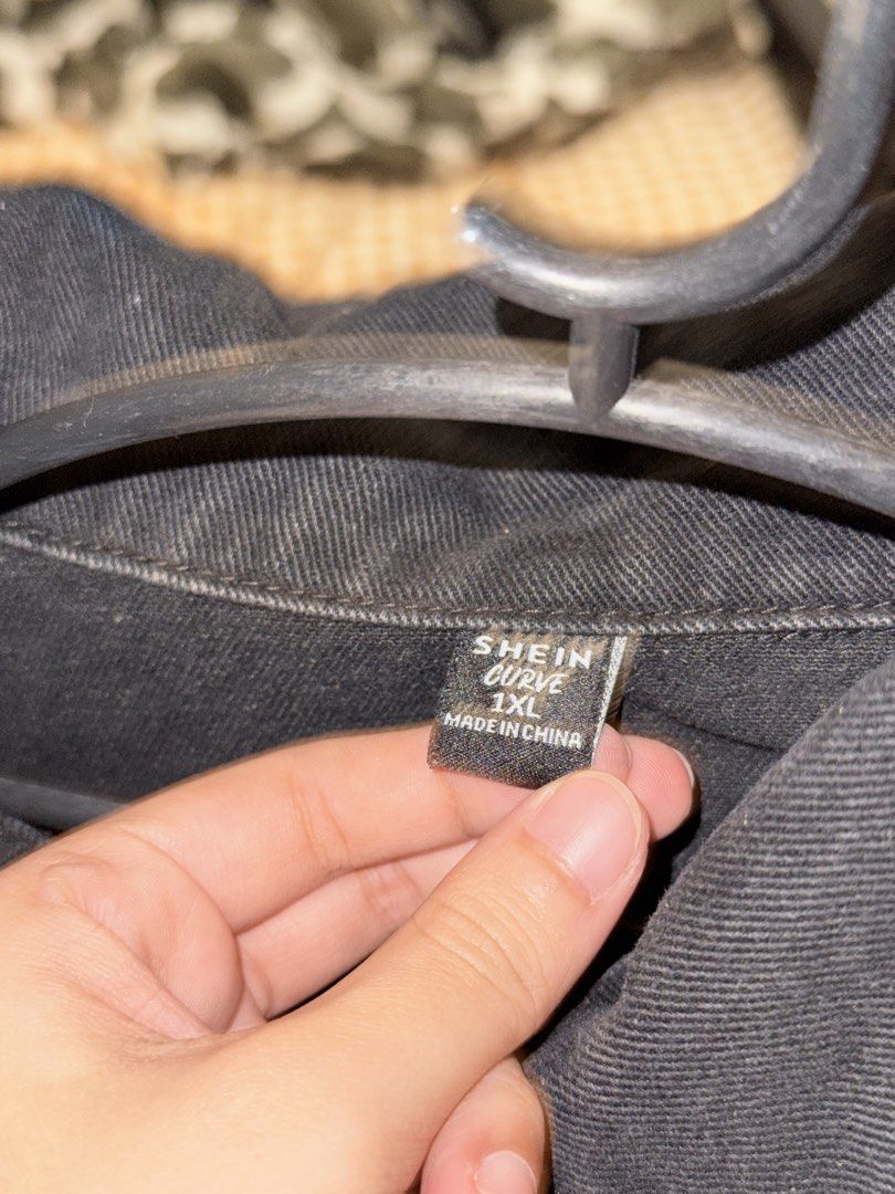 SHEIN Curve Black Denim Jacket 1XL (Category: Coats, Jackets and Outerwear) located in San Miguel. Submitted by matchalatte23_ (Listing ID 1467990103, Image 3). Description: - Brand: SHEIN Curve - Size: 1XL - Color: Classic Black - Fit: Cropped - Details: Front button closure, classic collar, and button-flap chest pockets - Material: Durable denim fabric - Style: Versatile outerwear, perfect for everyday layering.