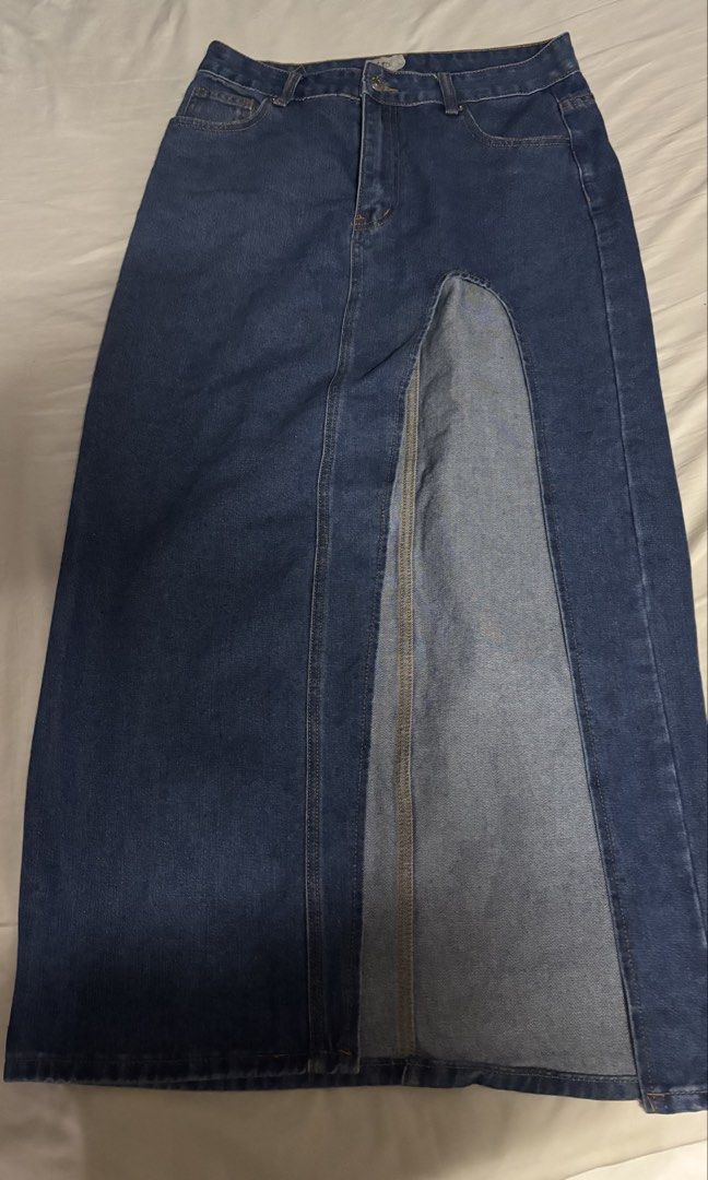 Shein Denim High Slit Maxi Skirt (Category: Skirts) located in Binan City. Submitted by myprelovedhaul (Listing ID 1467933638, Image 2). Description: Length: 36 Waist: 30-31 - no when worn photos! - last price posted! - please message only if sure buyer! - limited replies only. - Available unless mark as sold. - Ship via j&t or lalamove for same day. -Mode of payment: Gcash 📍Biñan Laguna .