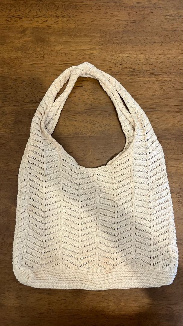 SHEIN Large Wool Knitted Bag (Category: Shoulder Bags) located in Pasig City. Submitted by precipitation_ (Listing ID 1467886103, Image 1). Description: DETAILS • Brand: SHEIN • Style: Knitted bag • Size: Large • Wool-knit design • Spacious interior, perfect for everyday and beach essentials • Soft, cozy texture • Original price: ₱260 PAYMENT GCash / BPI / BDO / MariBank 📦 Shipping via courier, shouldered by buyer. 📍 Location: Allegra Residence
