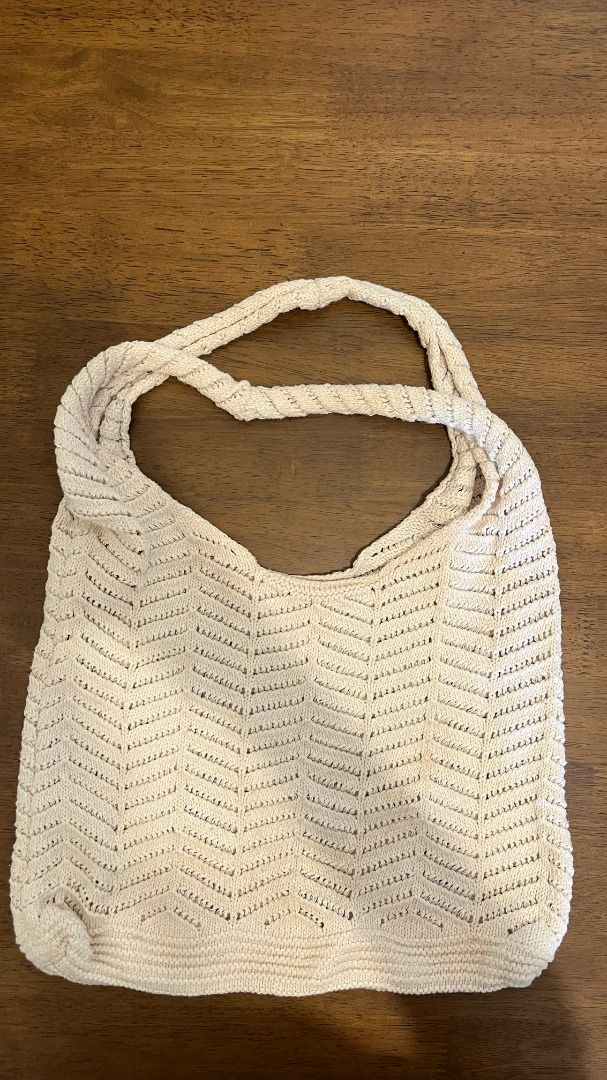 SHEIN Large Wool Knitted Bag (Category: Shoulder Bags) located in Pasig City. Submitted by precipitation_ (Listing ID 1467886103, Image 3). Description: DETAILS • Brand: SHEIN • Style: Knitted bag • Size: Large • Wool-knit design • Spacious interior, perfect for everyday and beach essentials • Soft, cozy texture • Original price: ₱260 PAYMENT GCash / BPI / BDO / MariBank 📦 Shipping via courier, shouldered by buyer. 📍 Location: Allegra Residence