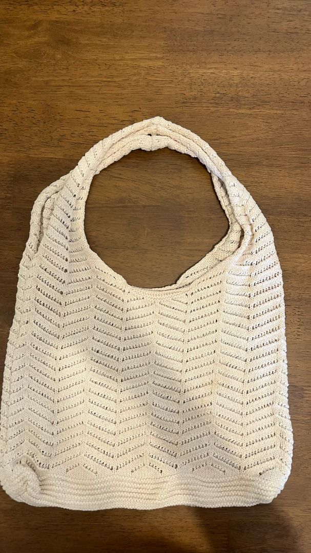 SHEIN Large Wool Knitted Bag (Category: Shoulder Bags) located in Pasig City. Submitted by precipitation_ (Listing ID 1467886103, Image 2). Description: DETAILS • Brand: SHEIN • Style: Knitted bag • Size: Large • Wool-knit design • Spacious interior, perfect for everyday and beach essentials • Soft, cozy texture • Original price: ₱260 PAYMENT GCash / BPI / BDO / MariBank 📦 Shipping via courier, shouldered by buyer. 📍 Location: Allegra Residence