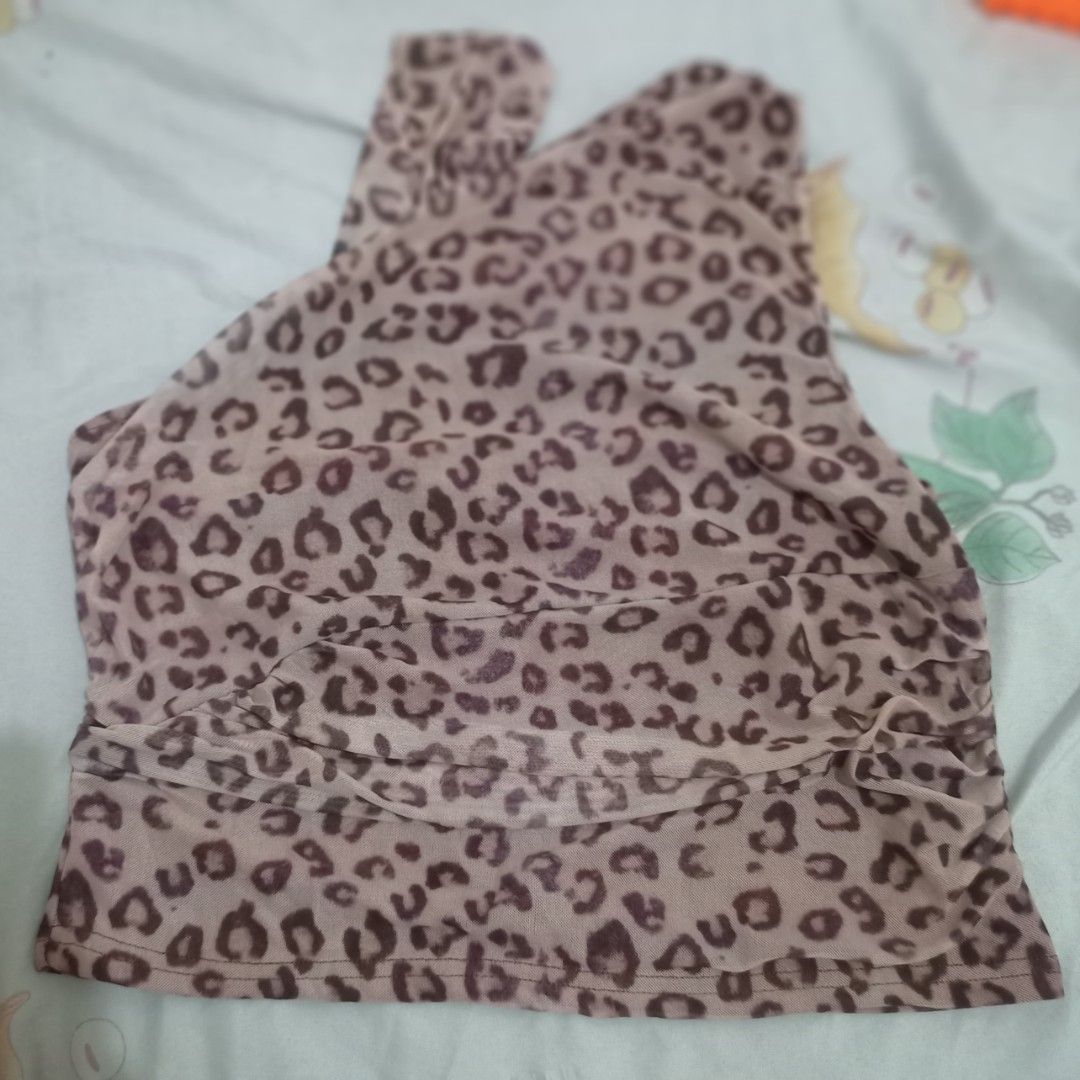SHEIN Leopard Print Mesh Crop Top (Category: Sleeveless) located in Makati City. Submitted by gonzalesde66090 (Listing ID 1467968636, Image 1). Description: - Brand: SHEIN - Size: XXL - Design: Brown leopard print with sheer mesh overlay - Features: Built-in lining, wide straps, sleeveless style - Material: 95% polyester, 5% elastane (super stretchy and comfortable) - Occasion: Great for parties or casual outings.