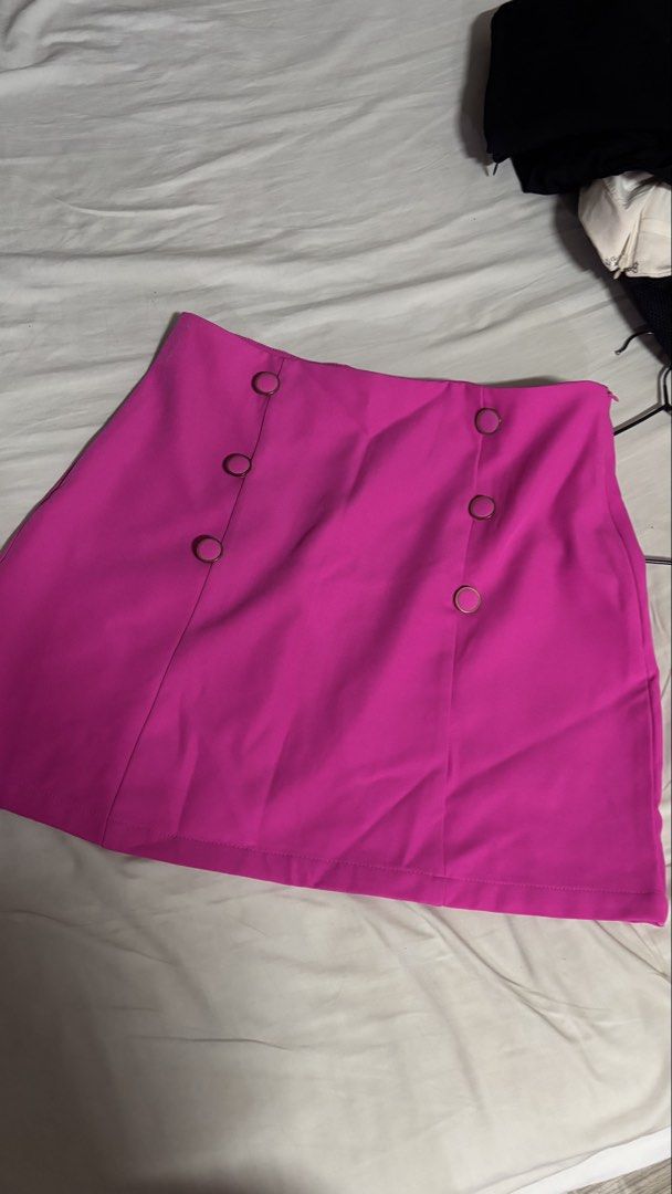 Shein Pink Pencil Mini Skirt (Category: Skirts) located in Binan City. Submitted by myprelovedhaul (Listing ID 1467965469, Image 2). Description: - length: 17 | width: 15 (29-30) - no when worn photos! - last price posted! - please message only if sure buyer! - limited replies only. - Available unless mark as sold. - Ship via j&t or lalamove for same day. -Mode of payment: Gcash 📍Biñan Laguna .