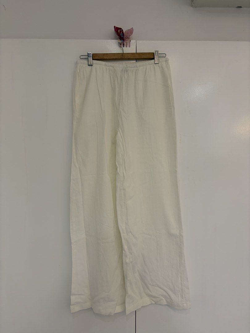 SHEIN White Drawstring Wide Leg Pants (Category: Jeans) located in Quezon City. Submitted by prelovedbynxkole (Listing ID 1467880502, Image 1). Description: - Brand: SHEIN - Color: White - Size: S (EUR 36 / US 4) - W28, L39.5 - Fit: Relaxed, wide leg style - Waist: Elastic with adjustable drawstring - Material: Lightweight and comfortable - Condition: Great for casual everyday wear or lounging - Origin: Made in China ALL CLOTHES NEED TO BE WASHED