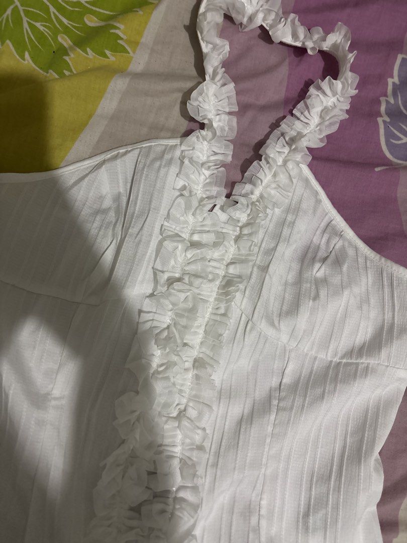 shein white halter top (Category: Sleeveless) located in Manila. Submitted by iyahpreloved_ (Listing ID 1468020263, Image 3). Description: .