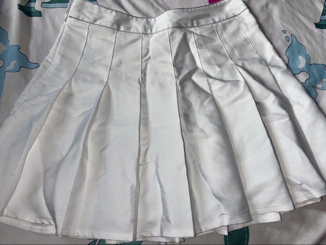 SHEIN White Pleated Skirt Size M (Category: Skirts) located in Bacoor. Submitted by fmax19 (Listing ID 1467899721, Image 2). Description: - Brand: SHEIN - Size: Medium (Fits EU 38 / US 6) - Color: White .