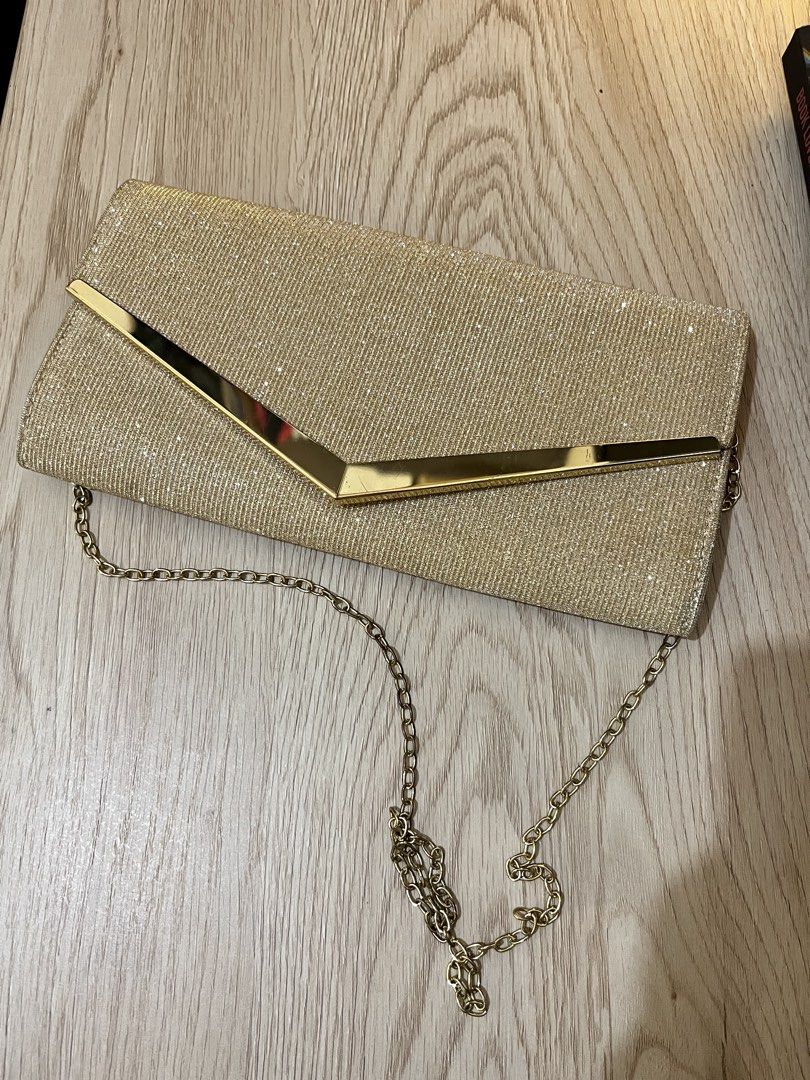 Shiny purse bought from SM Department Store (Category: Purses & Pouches) located in Pasig City. Submitted by yanyanreads (Listing ID 1467993663, Image 1). Description: Can be used for weddings or formal events. Only for 500 pesos RFS: Decluttering Shipping only via Lalamove / Grab Loc: Pasig City.