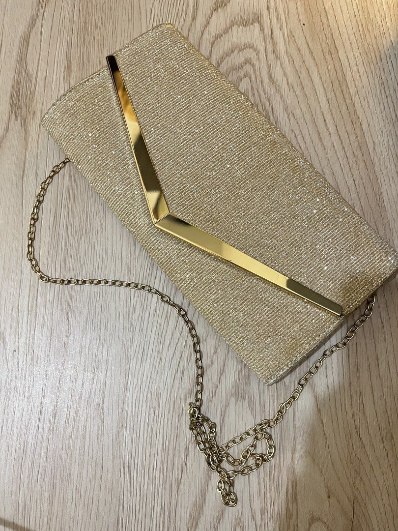 Shiny purse bought from SM Department Store (Category: Purses & Pouches) located in Pasig City. Submitted by yanyanreads (Listing ID 1467993663, Image 2). Description: Can be used for weddings or formal events. Only for 500 pesos RFS: Decluttering Shipping only via Lalamove / Grab Loc: Pasig City.