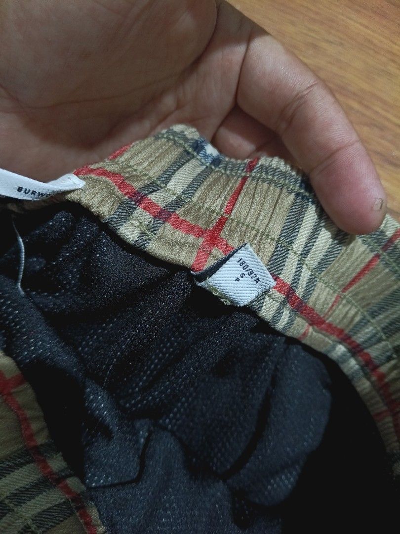Short (Category: Activewear) located in Valencia. Submitted by castilloukay_372f09 (Listing ID 1467967934, Image 3). Description: .