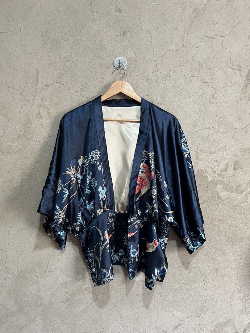 Silk Kimono (Category: Luxury Apparel) located in Cagayan de Oro. Submitted by vintagevvvictim (Listing ID 1467857262, Image 1). Description: freesize excellent condition.