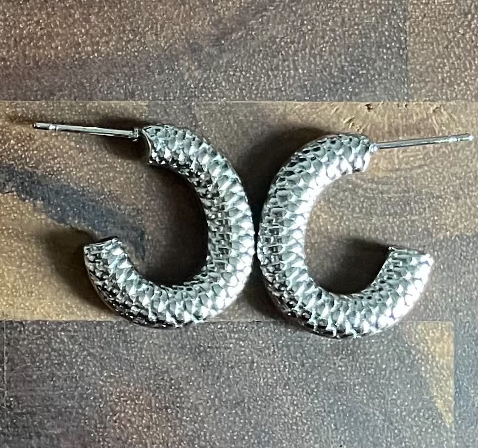 Silver textured chunky small hoop earrings (Category: Earrings) located in Kananga. Submitted by aurylien.clo (Listing ID 1467942234, Image 1). Description: - Non-tarnish - Note 💌 proper care is recommended to maintain it's shine and preventing tarnishing - Bold chunky - Color/Finish: Shiny metallic silver-toned - Design: Thick hoop with trendy textured snake-skin pattern - Closure: Secure post back closure - Size: Classic everyday size, versati
