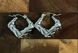 (Category: ) located in . Submitted by aurylien.clo (Listing ID 1467941167, Image 1). Description: .
