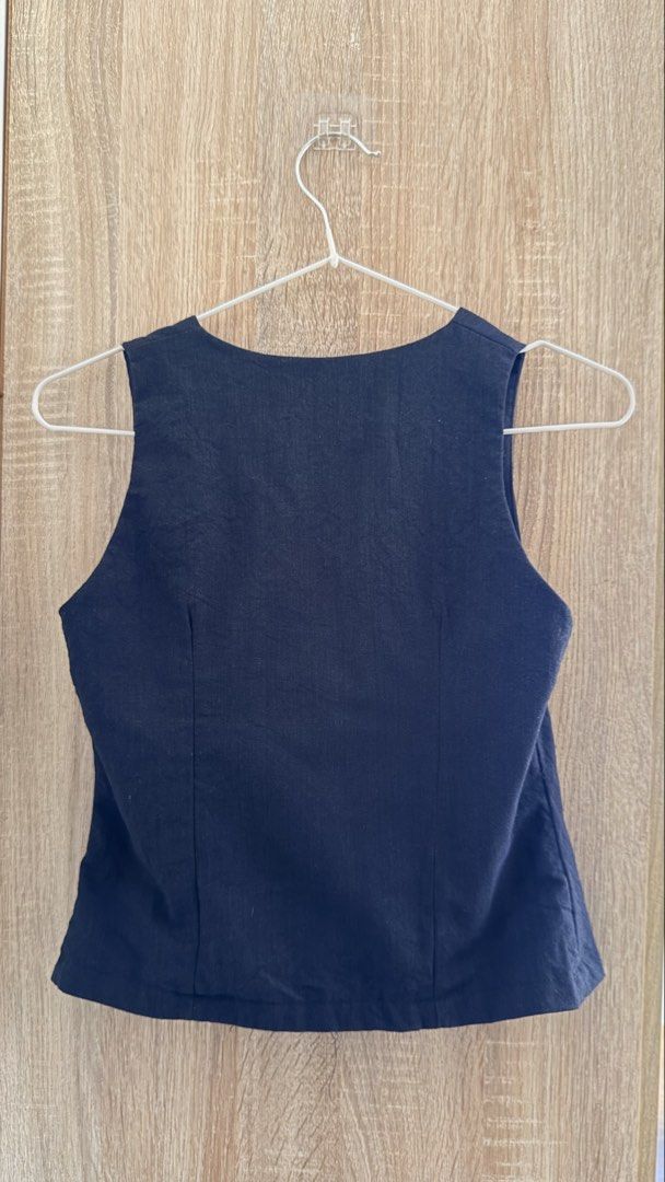 Sleeveless Tie-Front Top – BSCO (Category: Sleeveless) located in Santa Rosa. Submitted by stealbydiva (Listing ID 1467905869, Image 2). Description: - Brand: BSCO - Size: S - Color: Black - Design: V-neckline with front tie closure and two fabric bows - Fit: Fitted shape with clean back vertical dart seams - Fabric: Lightweight material - Versatility: Great for layering or wearing on its own.