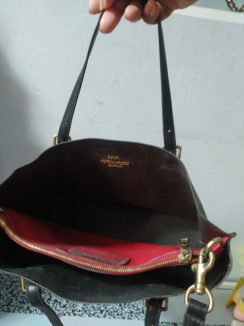 Sling bag (Category: Cross-body Bags) located in Manila. Submitted by timtam04 (Listing ID 1467918088, Image 3). Description: .