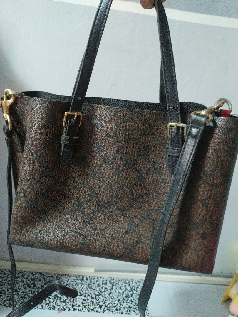 Sling bag (Category: Cross-body Bags) located in Manila. Submitted by timtam04 (Listing ID 1467918088, Image 2). Description: .
