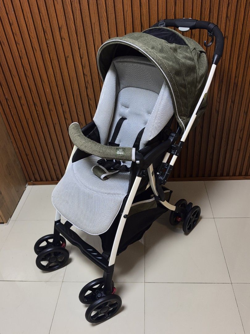 Smart angle by combi (Category: Strollers) located in Manila. Submitted by miradoming32070 (Listing ID 1467925658, Image 2). Description: Smart angle by combi ➡️ Newborn to toddler ➡️ Fully recline ➡️ Adjustable seat ➡️ High seat ➡️ Reversible handle ➡️ Lightweight ➡️ Compact fold.