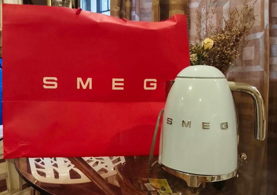 Smeg Pastel Blue Kettle (Category: Kettles & Airpots) located in Manila. Submitted by honey.bee.shop (Listing ID 1467947377, Image 3). Description: - Brand: Smeg Electric Kettle - Color: Pastel Blue - Design: Iconic retro look with chrome base, handle, and raised chrome lettering - Condition: Great kitchen countertop appliance, stylish addition to any setup - Details: Plug and cord included - Mode of Payment: GCash, BPI, or Bank Transfer - Shippi