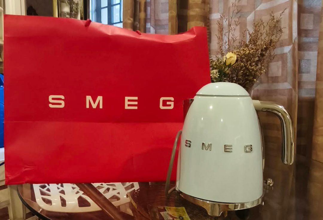 Smeg Pastel Blue Kettle (Category: Kettles & Airpots) located in Manila. Submitted by honey.bee.shop (Listing ID 1467947377, Image 2). Description: - Brand: Smeg Electric Kettle - Color: Pastel Blue - Design: Iconic retro look with chrome base, handle, and raised chrome lettering - Condition: Great kitchen countertop appliance, stylish addition to any setup - Details: Plug and cord included - Mode of Payment: GCash, BPI, or Bank Transfer - Shippi