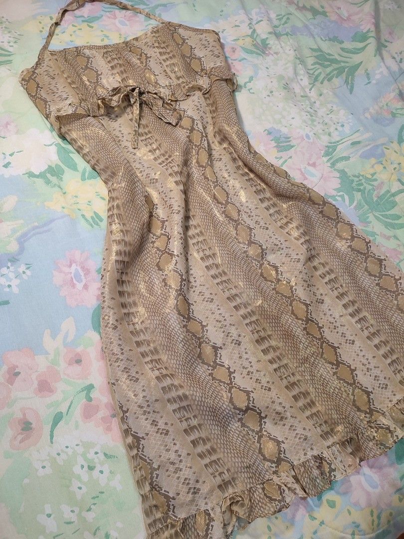 Snake print halter neck mini dress (Category: Dresses) located in Jaen. Submitted by roxantiago (Listing ID 1468040986, Image 2). Description: - Stylish beige and brown snake print with subtle gold shimmer - Halter neckline featuring an adorable tie bow at the chest - Chic ruffle trim along the top and bottom hem - Fully lined interior for comfort and quality - Flattering fitted waist with a swingy A-line skirt - Convenient hidden side zipper clo