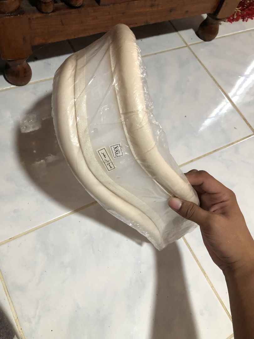 Soft Foam Cervical Collar — Imported from Egypt (Category: Medical Supplies & Tools) located in San Juan, La Union. Submitted by declutteringog7 (Listing ID 1468051866, Image 3). Description: 🇪🇬 Premium Soft Foam Cervical Collar — Imported from Egypt ₱300 ✨ Category: Medical Supplies > Orthopedic Supports ✨ Details: • ✅ Origin: Made in Egypt 🇪🇬 — authentic imported medical-grade quality • ✅ Size: XXL — Extra Extra Large • ✅ Material: High-den