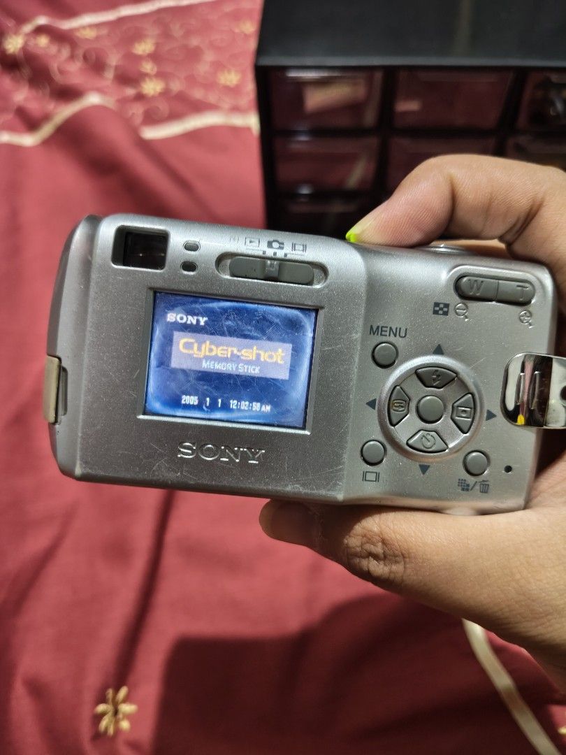 Sony Cyber-shot Dsc-S40 (Category: Cameras) located in Ilagan. Submitted by minkicar (Listing ID 1468030411, Image 3). Description: Sony Cyber-shot Dsc-S40 ⚡ 550 + Sf SWIPE LEFT TO SEE SAMPLE PIC Has internal memory Inclusions: UNIT 2 AA batteries Issues: Sign of usage May crack sa batt door (pero nakadikit pa) Screen burn Dm! 📍Isabela .