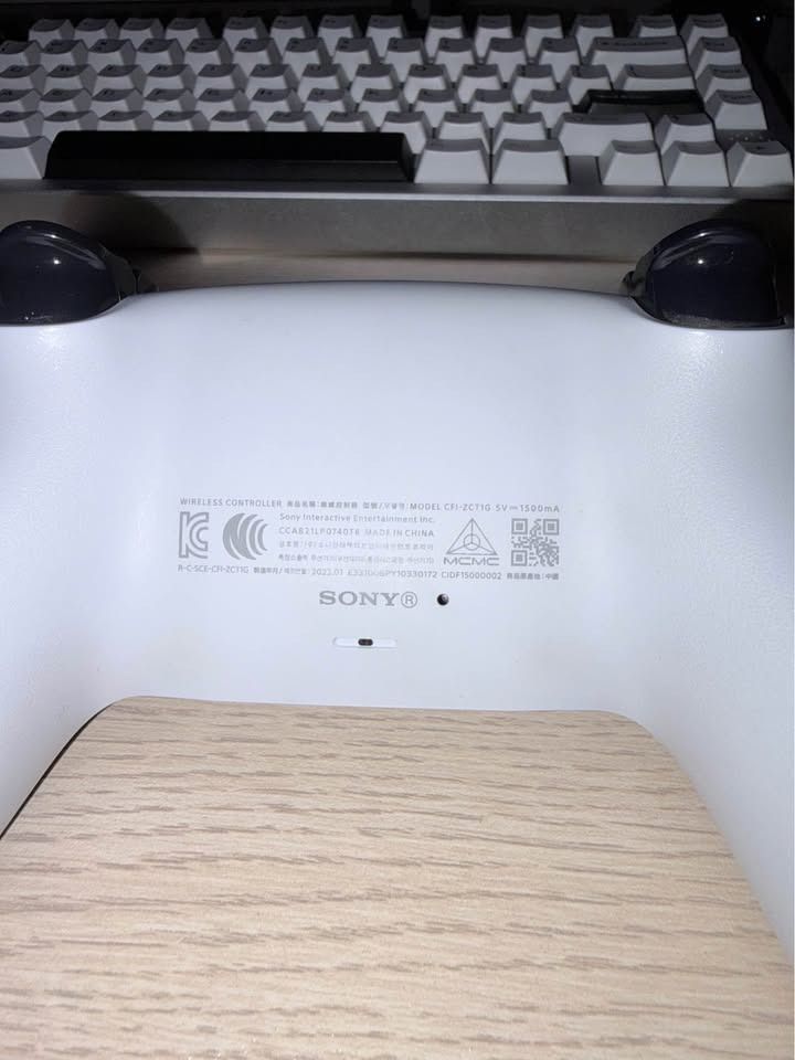 SONY PlayStation Dualsense Controller (White) (Category: Controllers) located in Las Pinas. Submitted by illumi_x (Listing ID 1467878338, Image 3). Description: SONY PlayStation Dualsense Controller (White) AS IS NO BOX 1799 ✅ Original | Authentic | Legit ✅ No stick drift | Hindi laspag thumbsticks Squeaky lang yung “RT” niya need ng contact cleaner 📍 Location: Las Piñas City 🤝 Meetups: Las Piñas 🛵 Shipping: Same day delivery .