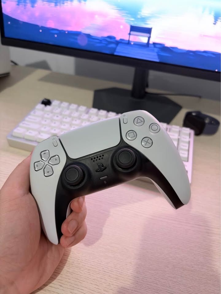 SONY PlayStation Dualsense Controller (White) (Category: Controllers) located in Las Pinas. Submitted by illumi_x (Listing ID 1467878338, Image 1). Description: SONY PlayStation Dualsense Controller (White) AS IS NO BOX 1799 ✅ Original | Authentic | Legit ✅ No stick drift | Hindi laspag thumbsticks Squeaky lang yung “RT” niya need ng contact cleaner 📍 Location: Las Piñas City 🤝 Meetups: Las Piñas 🛵 Shipping: Same day delivery .