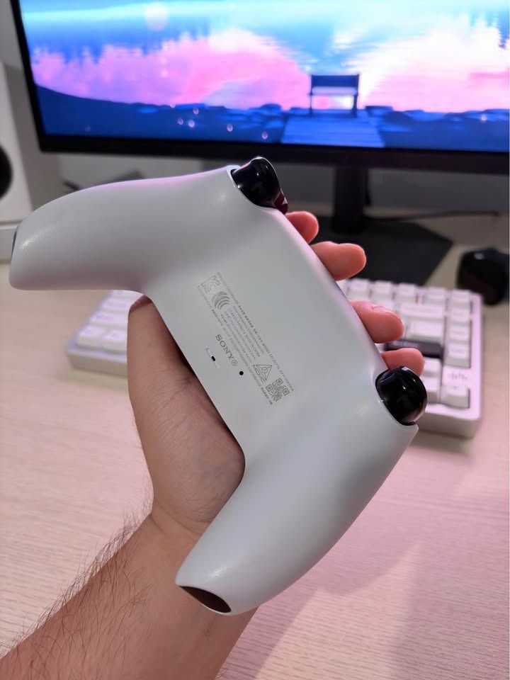 SONY PlayStation Dualsense Controller (White) (Category: Controllers) located in Las Pinas. Submitted by illumi_x (Listing ID 1467878338, Image 2). Description: SONY PlayStation Dualsense Controller (White) AS IS NO BOX 1799 ✅ Original | Authentic | Legit ✅ No stick drift | Hindi laspag thumbsticks Squeaky lang yung “RT” niya need ng contact cleaner 📍 Location: Las Piñas City 🤝 Meetups: Las Piñas 🛵 Shipping: Same day delivery .