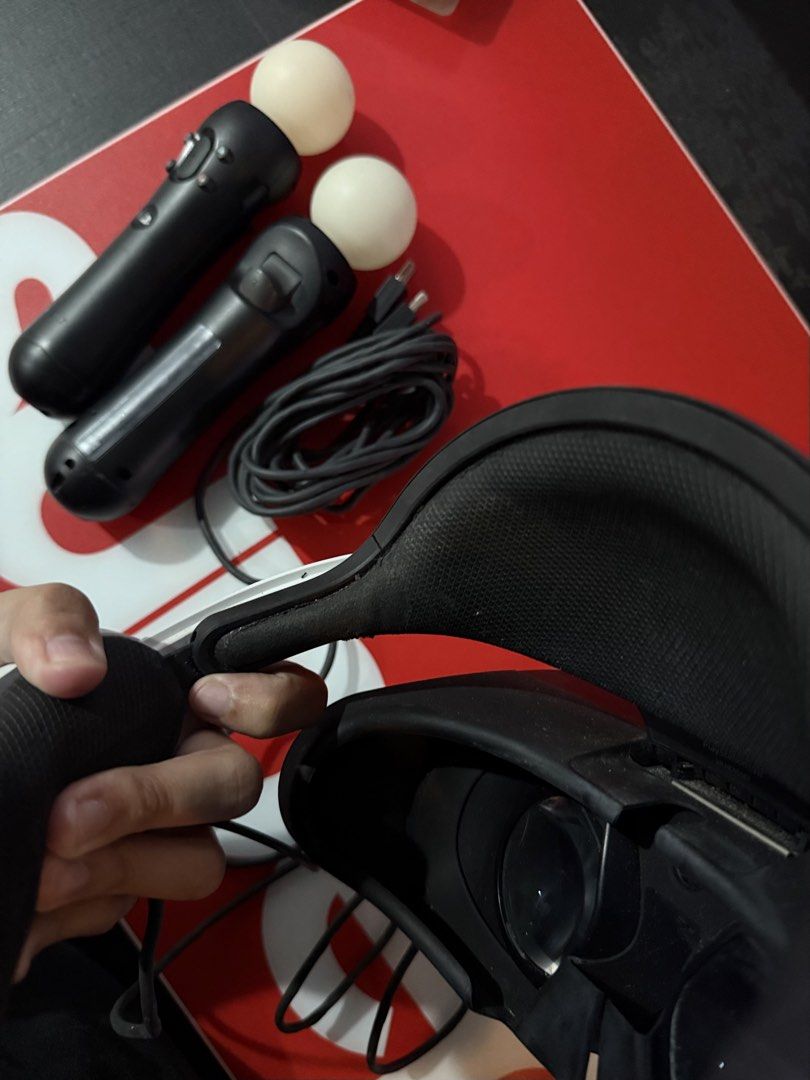 Sony PlayStation VR Headset with Move Controllers and Camera (Category: Virtual Reality) located in Manila. Submitted by aeaoooooooo (Listing ID 1468002782, Image 3). Description: PSVR eto ang hindi makinis kasi natambak sa mainit kaya napudpod yung leather RFS: Need pangdagdag for gift😅 ISSUE: pudpod na po leather. Pero maayos yan, di lang talaga nagagamit + wala na box. so hehe pwede kong ideliver nalang sainyo para matestinf niyo. lagay ko na