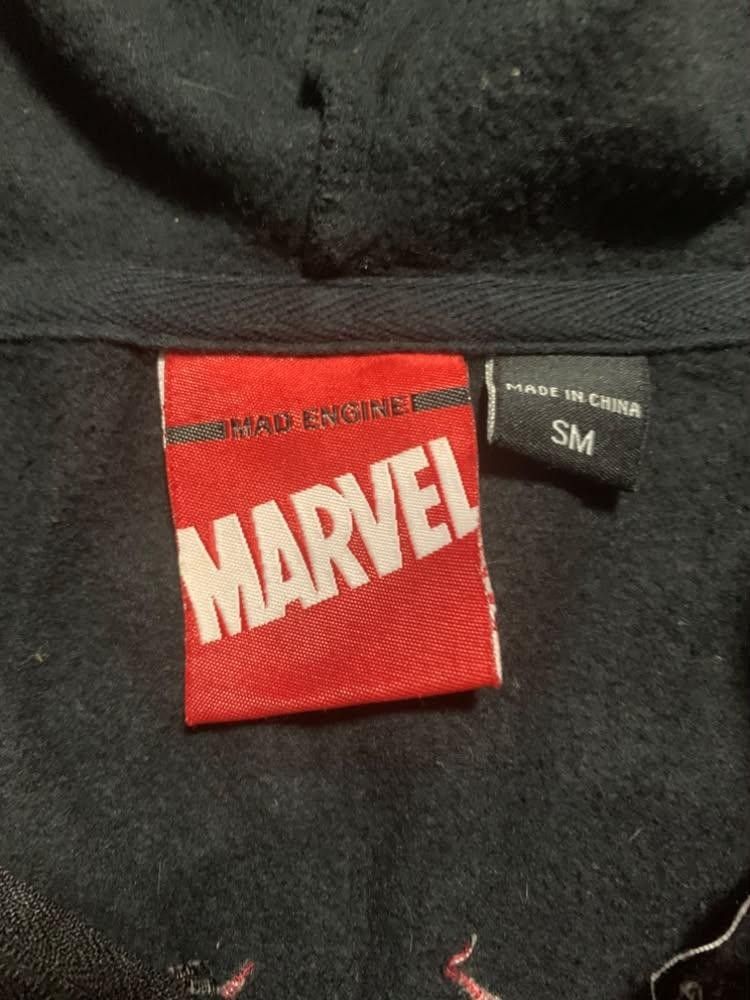 Spider-Man Full Zip Hoodie (Category: Coats, Jackets and Outerwear) located in Las Pinas. Submitted by silver.itsmeluna (Listing ID 1467903799, Image 3). Description: 22 x 26. 5 Color rate : 9.5/10 Condition : excellent Flaws | issues : need wash only Origin of goods : China .