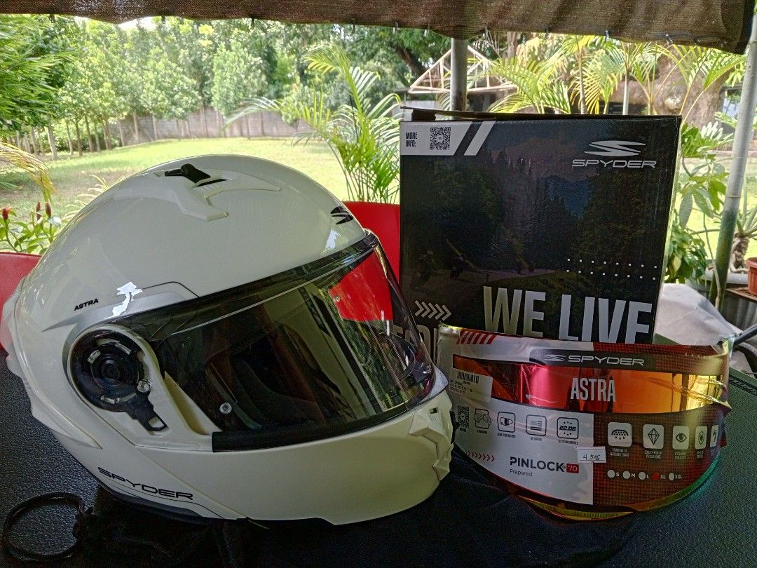 Spyder Astra Modular Motorcycle Helmet White Size L (Category: Helmets and other Riding Gears) located in Orani. Submitted by thriftniea (Listing ID 1467863051, Image 1). Description: SPYDER ASTRA AS NEW, ONCE OR TWICE NAGAMIT WITH BOX AND VISOR LOC. BATAAN.