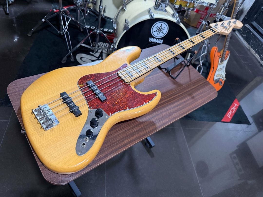 Squier "Vintage Modified" Jazz Bass (Category: Musical Instruments) located in Manila. Submitted by ninraninra (Listing ID 1468031106, Image 1). Description: FOR SALE! Squier "Vintage Modified" Jazz Bass 16K Excellent condition With active preamp Gig bag.