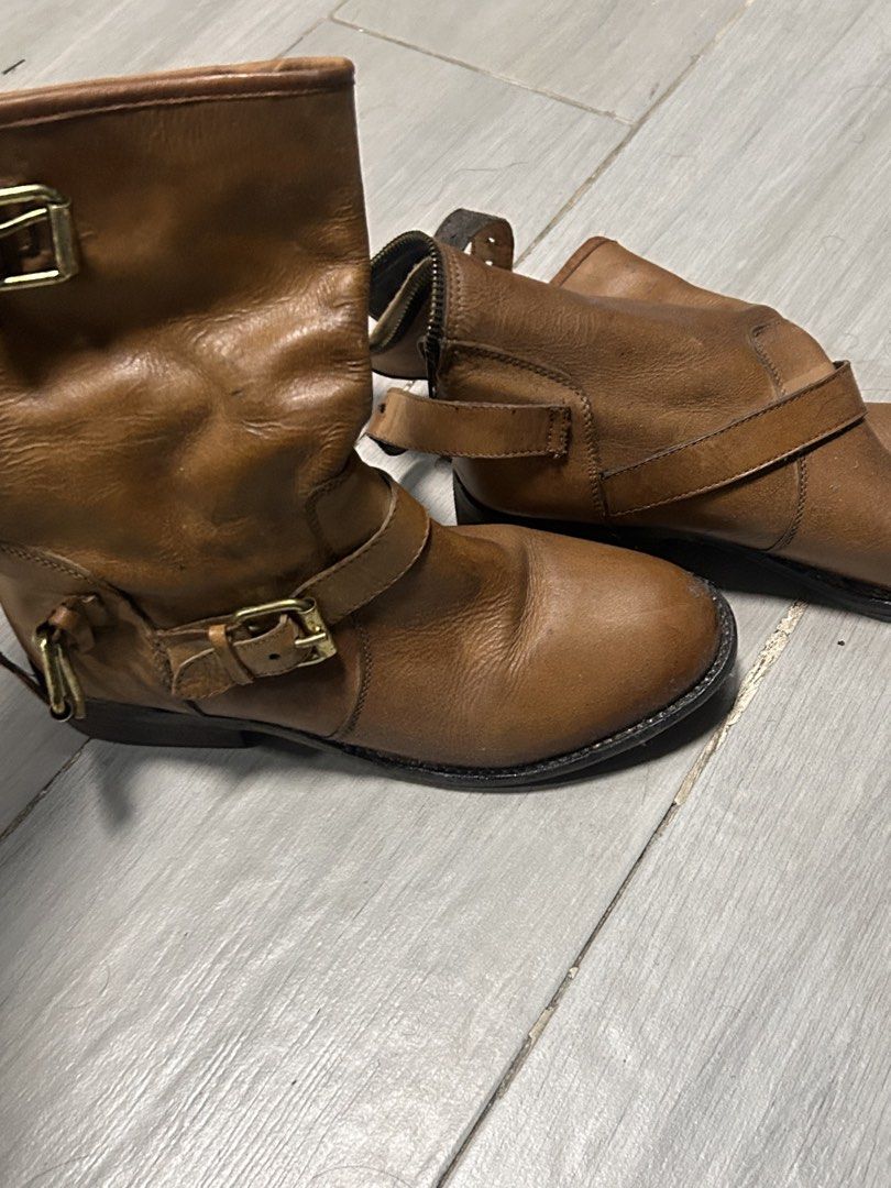 Steve Madden Engineer Boots (Category: Boots) located in Manila. Submitted by tryingtoarchivemaybe (Listing ID 1467938928, Image 2). Description: y2k steve madden engineer boots has been reglued multiple times whole heel and sole needs glue/stitch leather in good condition full grain leather 8.5M Womens RFS: storage and occupying space.