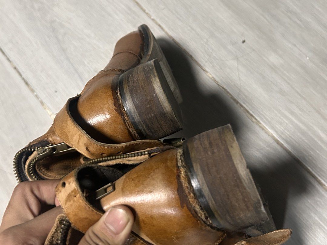 Steve Madden Engineer Boots (Category: Boots) located in Manila. Submitted by tryingtoarchivemaybe (Listing ID 1467938928, Image 3). Description: y2k steve madden engineer boots has been reglued multiple times whole heel and sole needs glue/stitch leather in good condition full grain leather 8.5M Womens RFS: storage and occupying space.